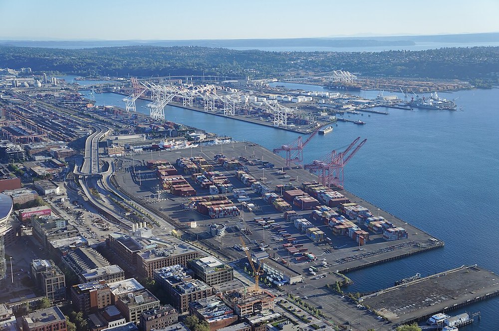 Aerial view of the Port of Seattle, where the Suquamish Tribe and port officials recently signed a historic agreement strengthening their partnership on economic development and environmental protection. (Photo: <a href="https://commons.wikimedia.org/w/index.php?curid=122173805" alt="SounderBruce" target="_blank">SounderBruce</a> via <a href="https://creativecommons.org/licenses/by-sa/4.0/" alt="CC- BY-SA 4.0" target="_blank">CC- BY-SA 4.0</a>)